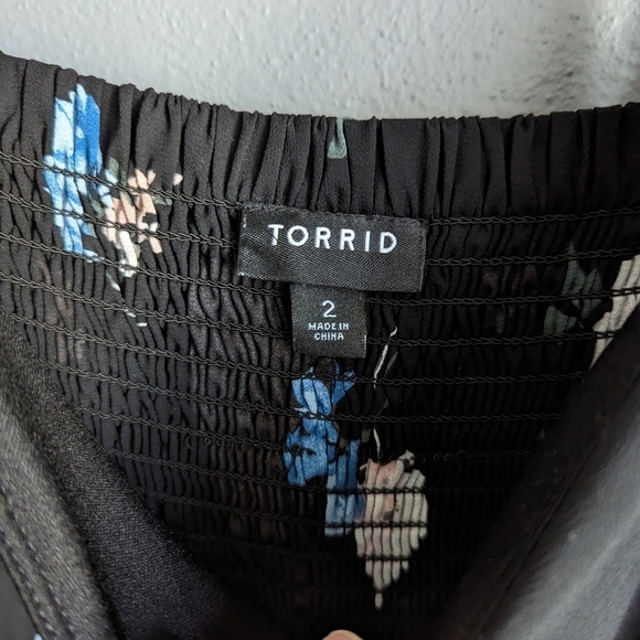 Women's Floral Torrid Dress. Size 2. Plus size women's dress. Black dress. - Picture 5 of 11